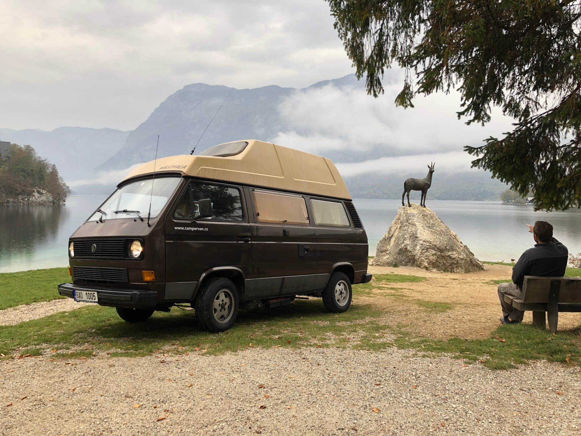 VW T3 u mlžného jezera