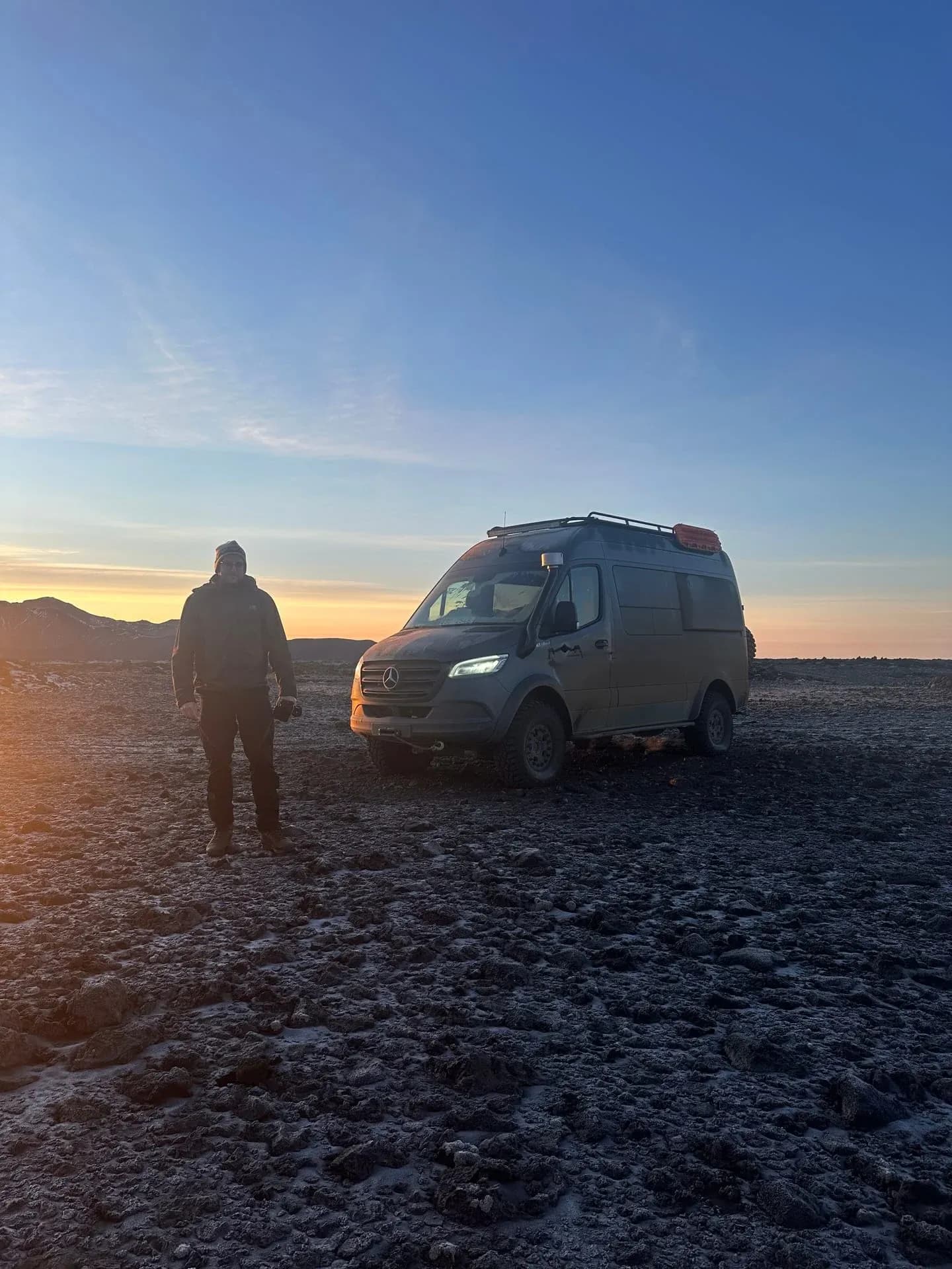 Mercedes Sprinter Iglhaut při západu slunce na Islandu