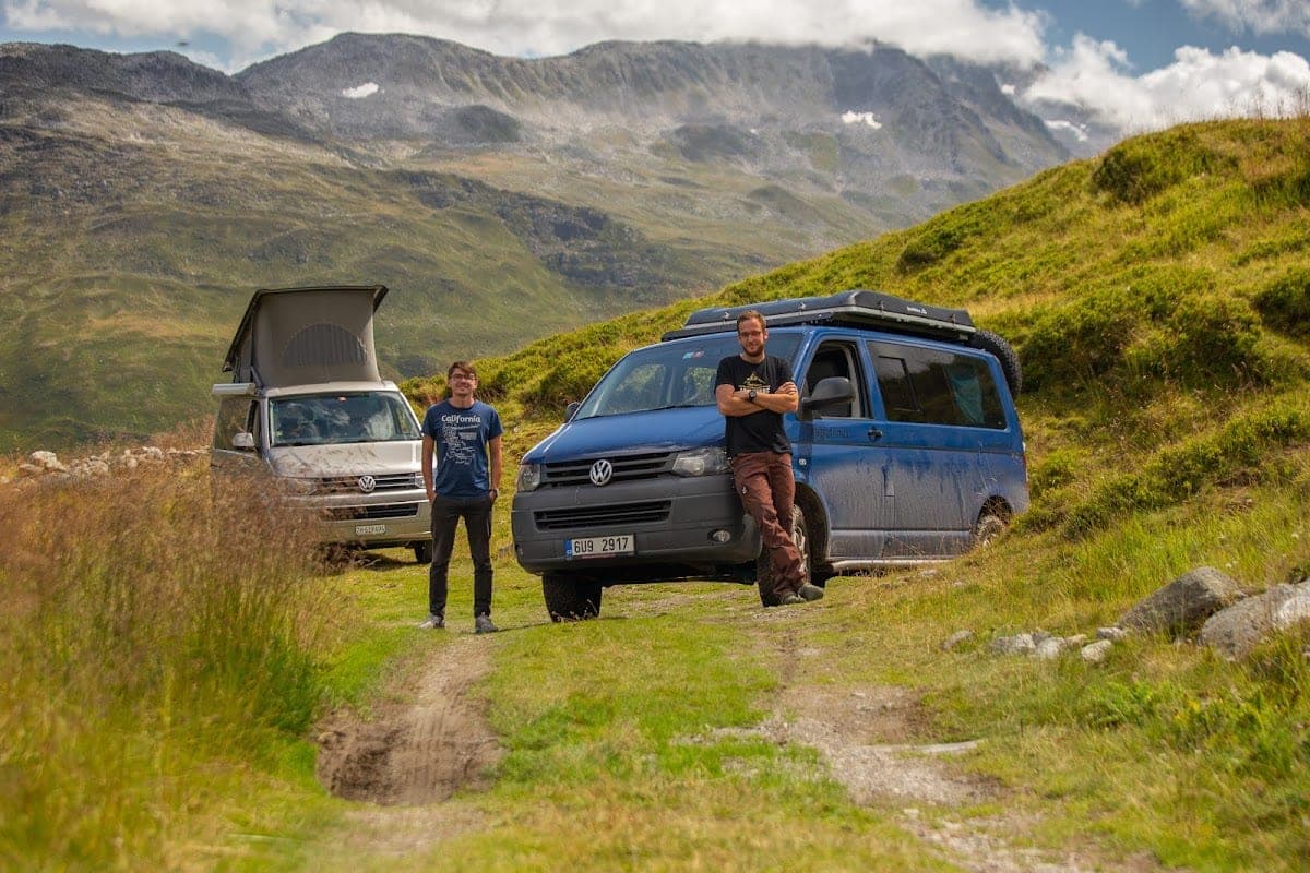 Jiří a Jan se svými VW campervany v horách